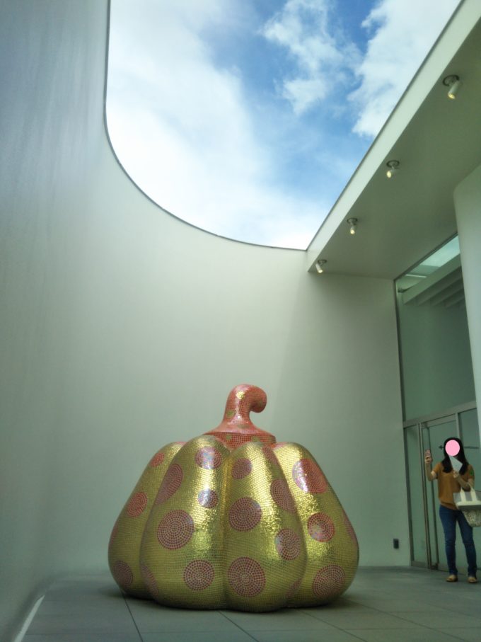 草間弥生美術館5F屋外に展示されている水玉模様のかぼちゃの大きさにビックリ！？