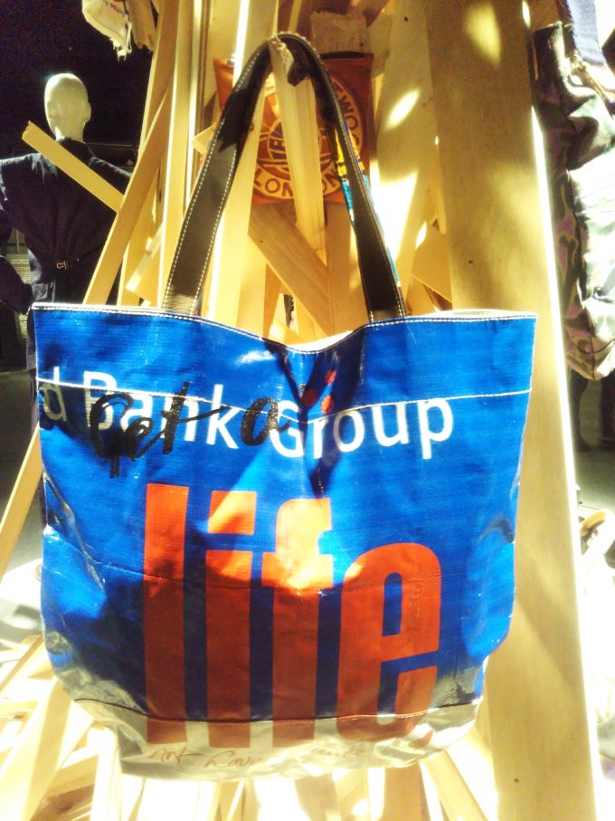 Vivienne Westwoodの展示作品にはget a lifeの文字が入っているバッグがディスプレイ