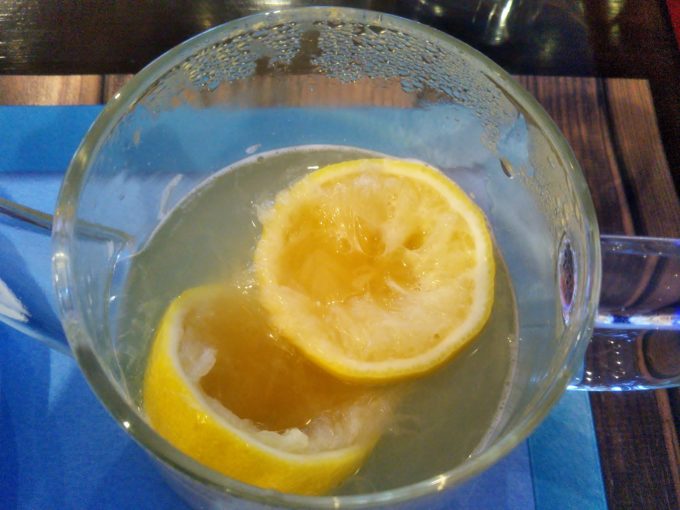 ホットレモネードにはレモン1個分が半分に切られて入っている