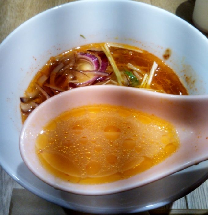 チプーン（Chipoon）のベジタブルタンタンヌードルのスープはピリ辛
